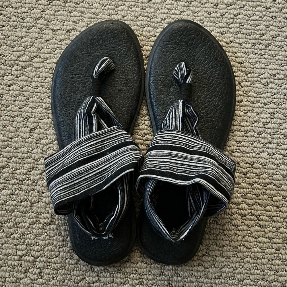 Sanuk Black and White Striped yoga Sandals